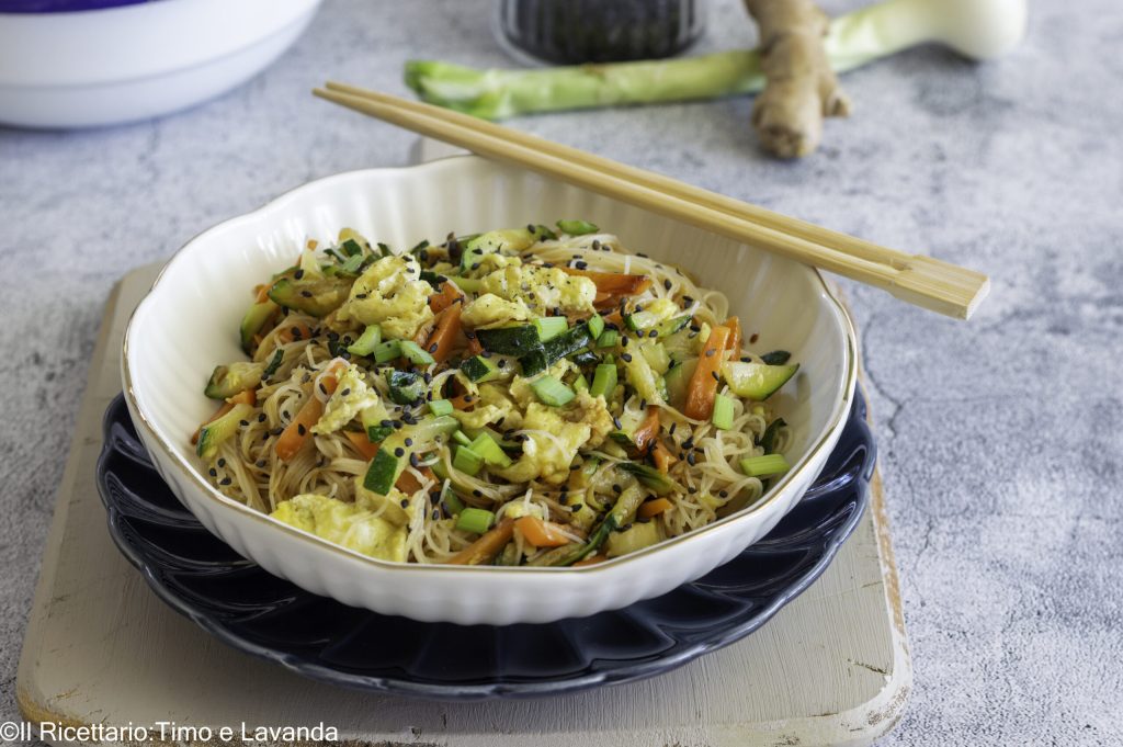 Prato de espaguete de arroz chinês com legumes crocantes