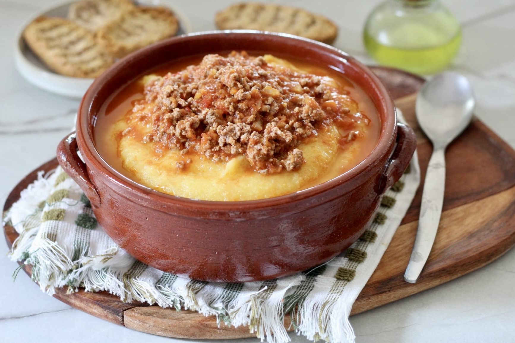 Polenta com ragu de carne magra, me encho sem ficar pesado.