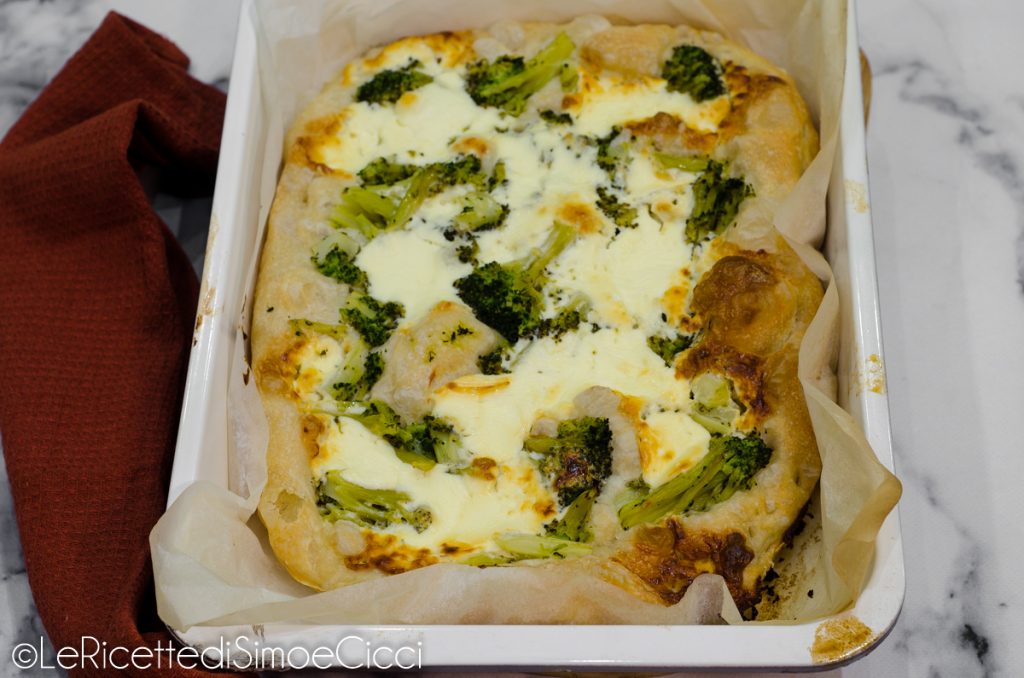 Focaccia com brócolis e crescenza