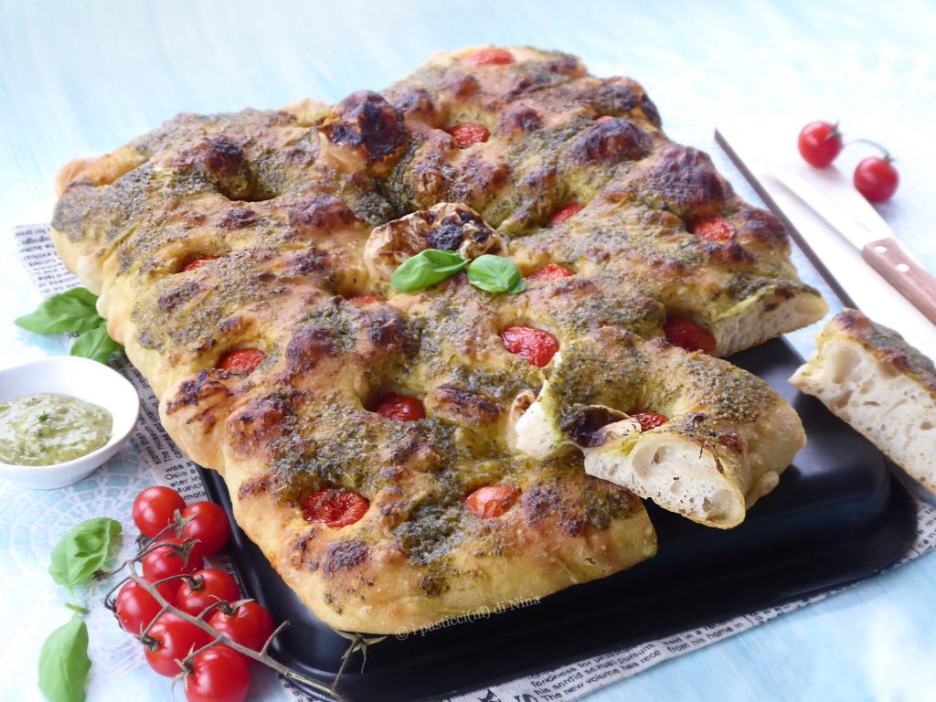 Focaccia com pesto e tomatinhos de alta hidratação, bem alveolada - I Pasticcini di Nina