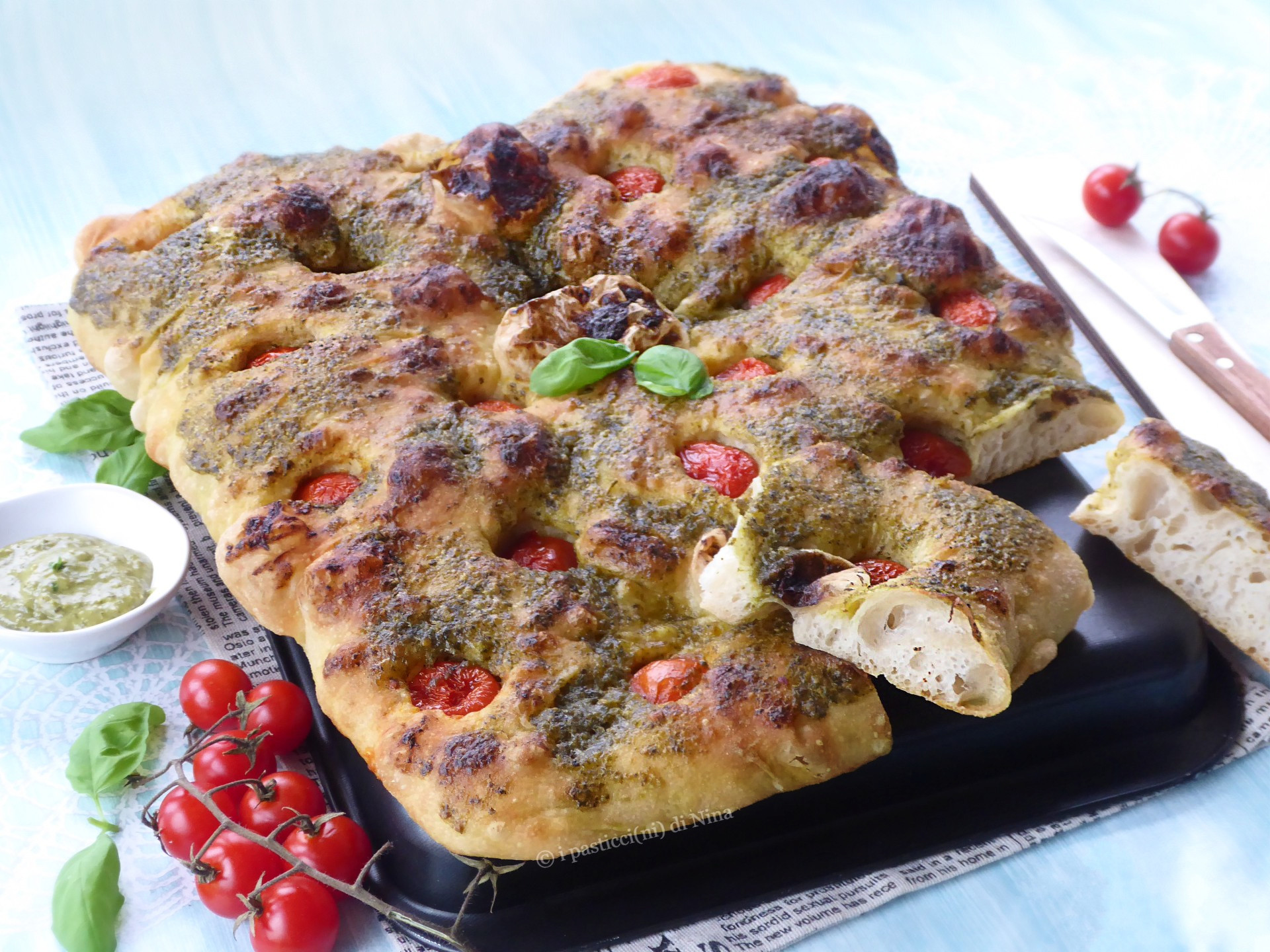 FOCACCIA COM PESTO E TOMATINHOS