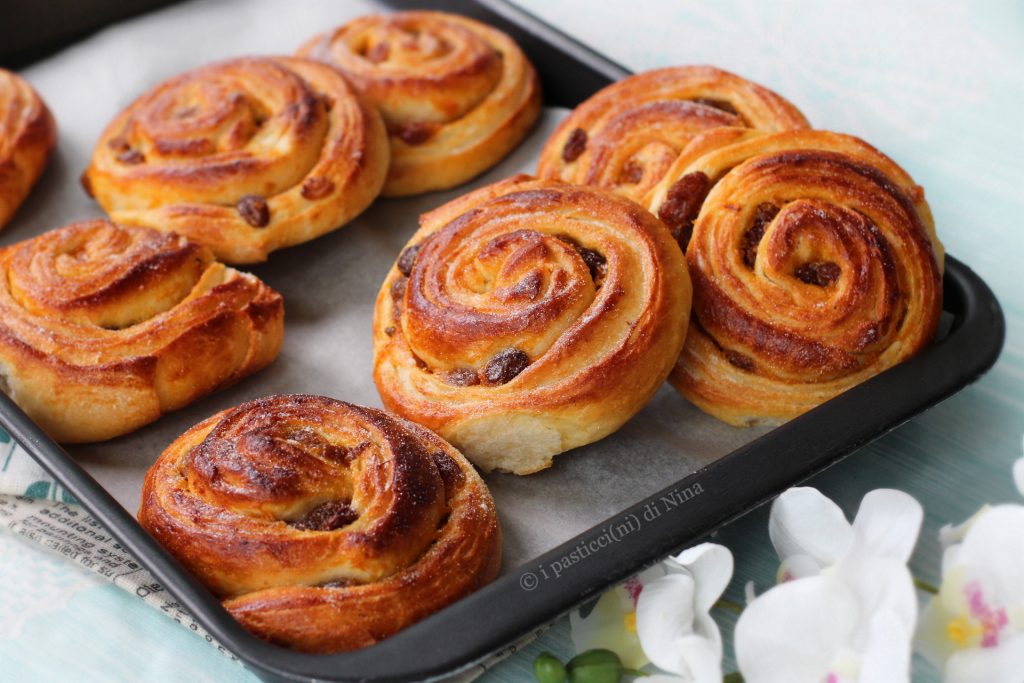 Girelle com geleia e uva-passa: brioches supermacias feitas com uma laminação rápida e simples, usando apenas uma clara e pouco óleo - i pasticcini di Nina