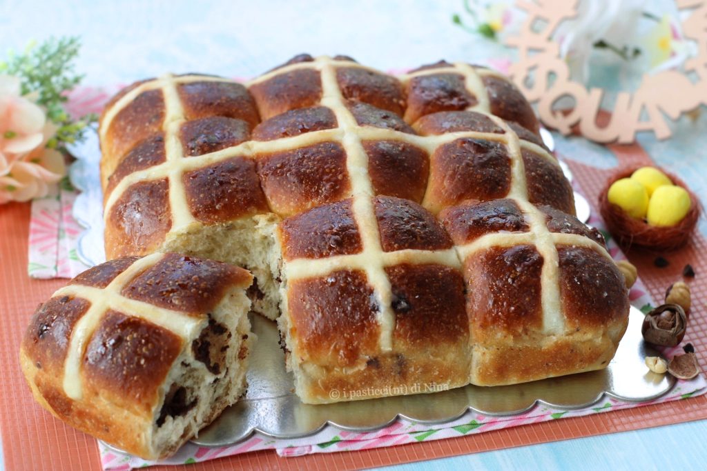 Hot cross buns pãezinhos doces com avelãs e chocolate receita de Páscoa I Pasticcini di Nina