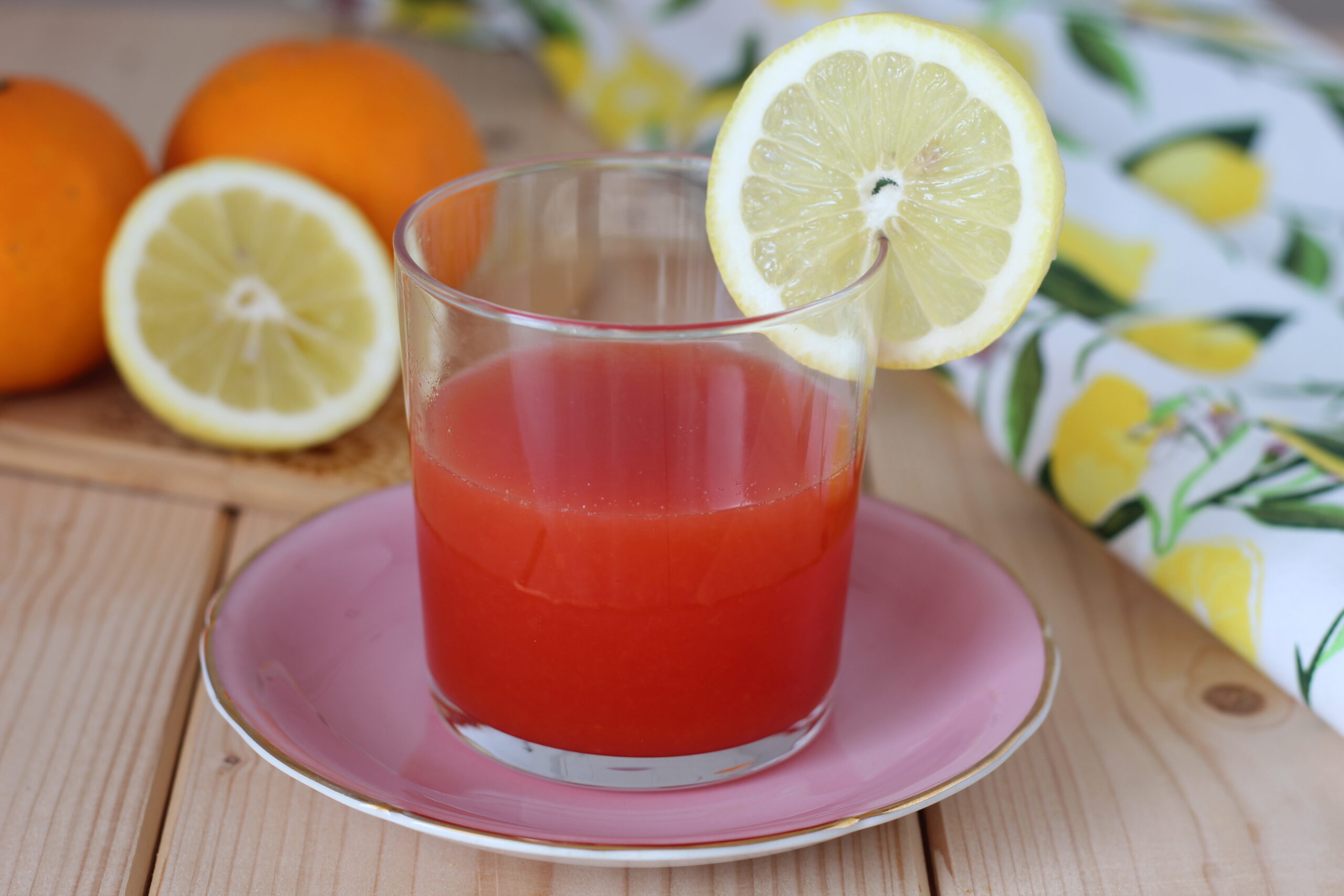 Suco espremido de laranja e limão com mel