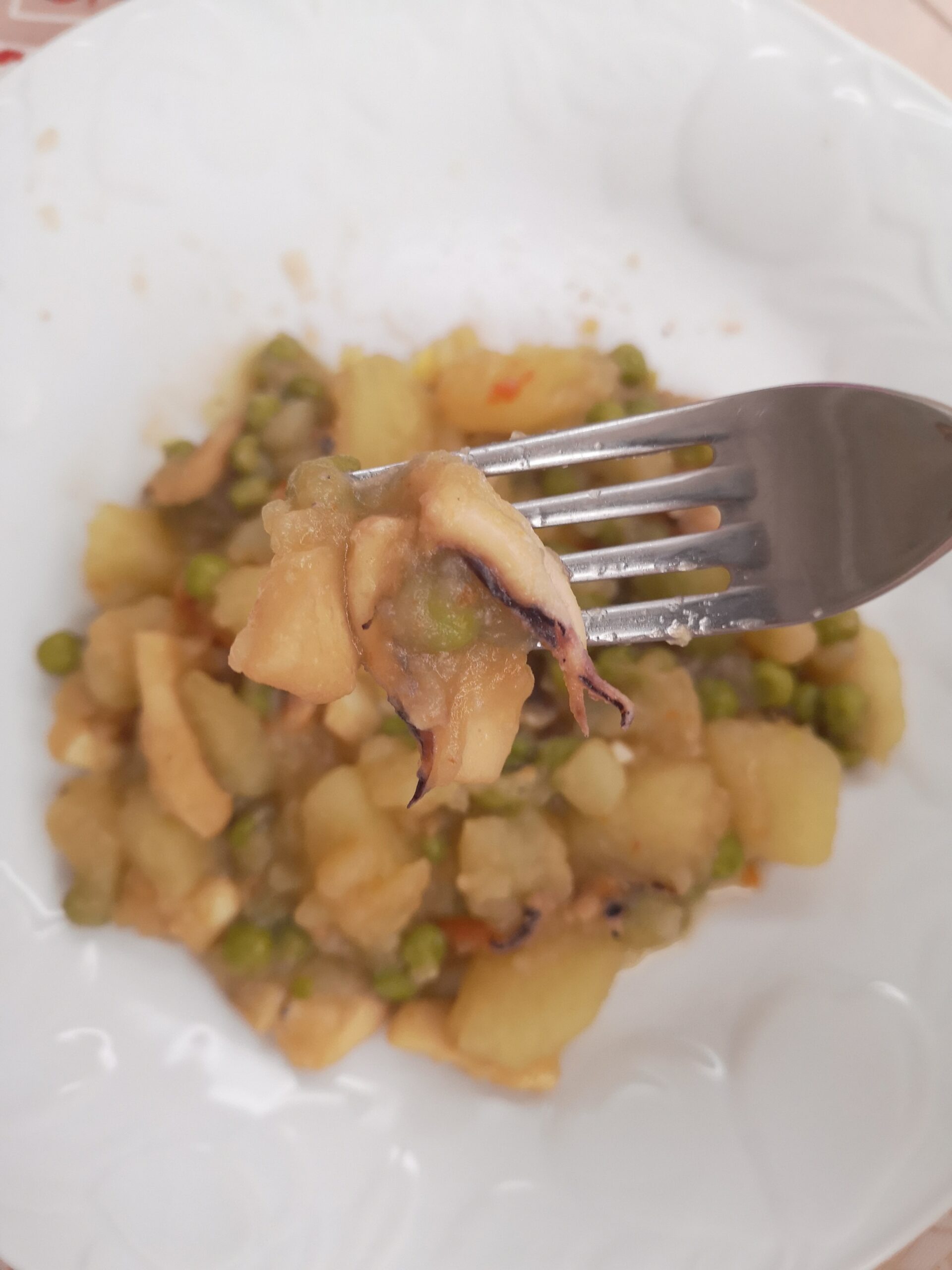 Sépias com batatas e ervilhas ao molho: receita fácil e saborosa