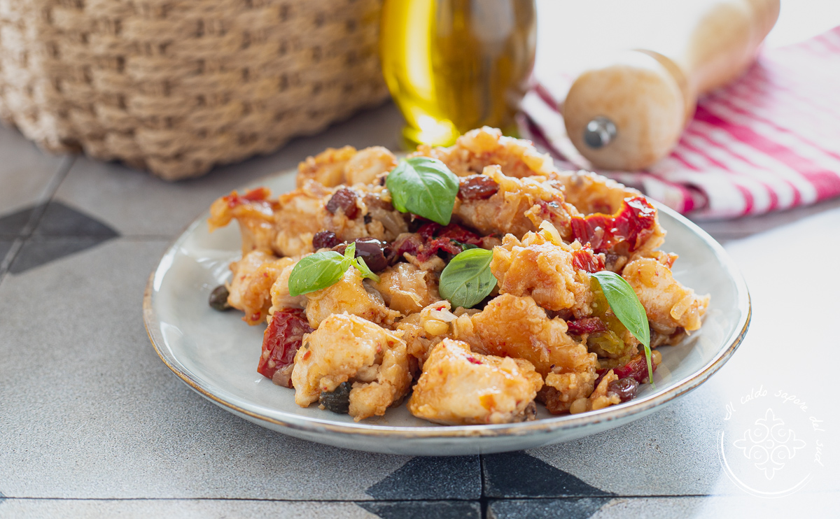 Peito de frango à mediterrânea com cebolas e tomates secos