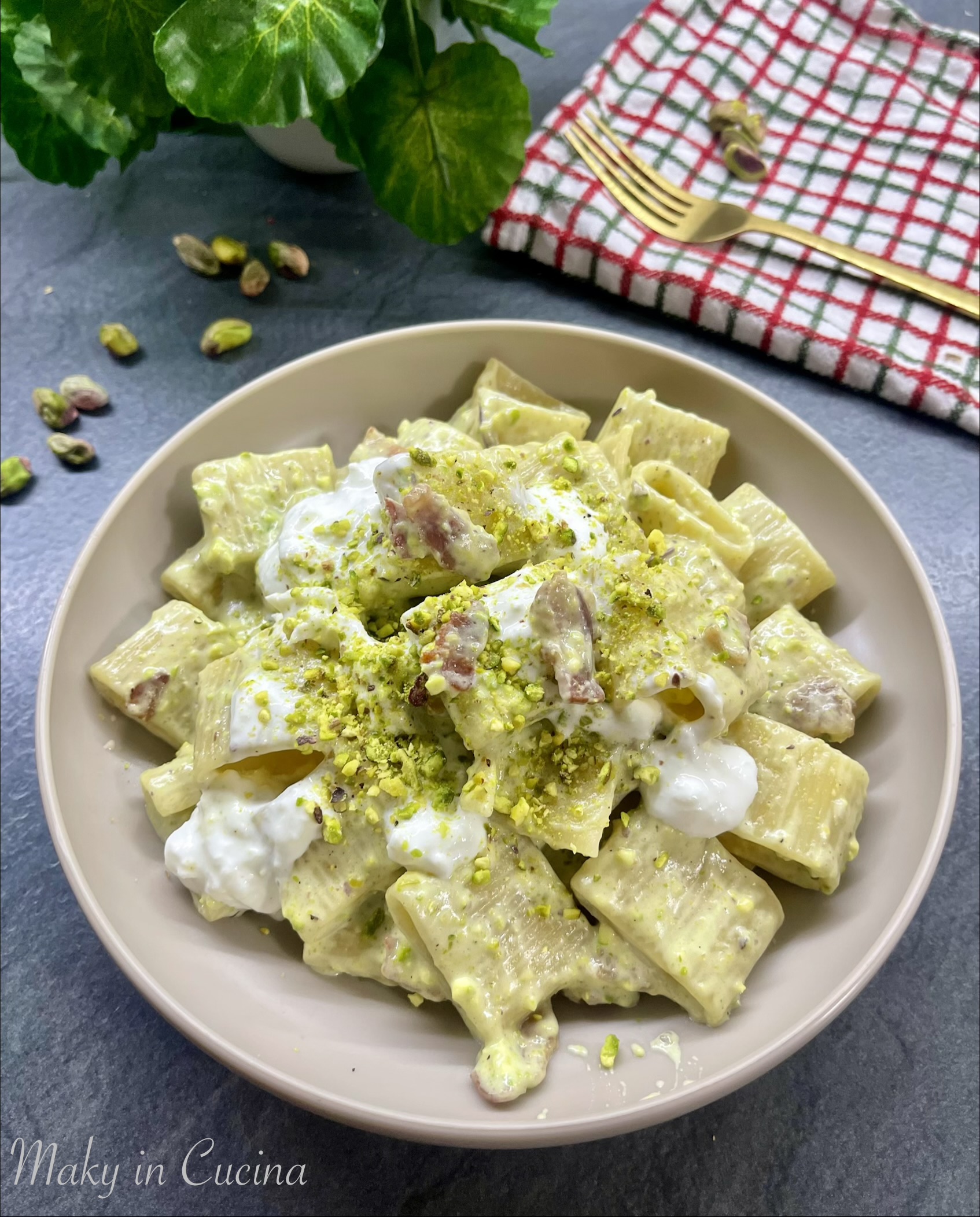Pasta com creme de pistache, burrata e guanciale