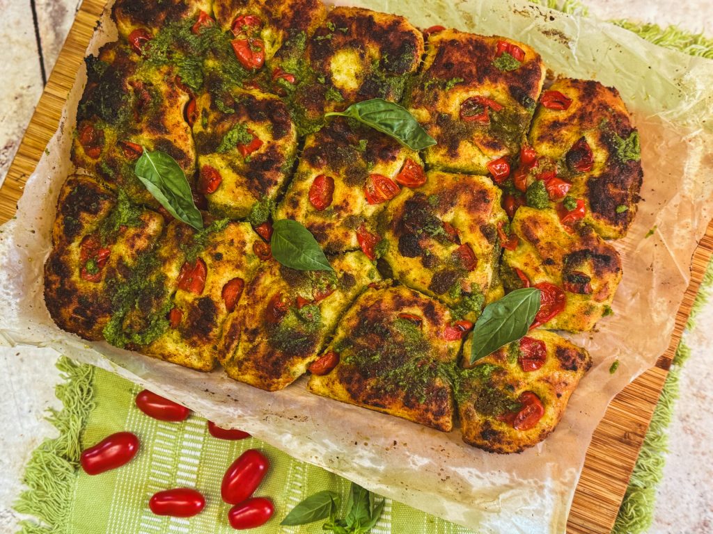 focaccia pull apart com pesto e tomatinhos