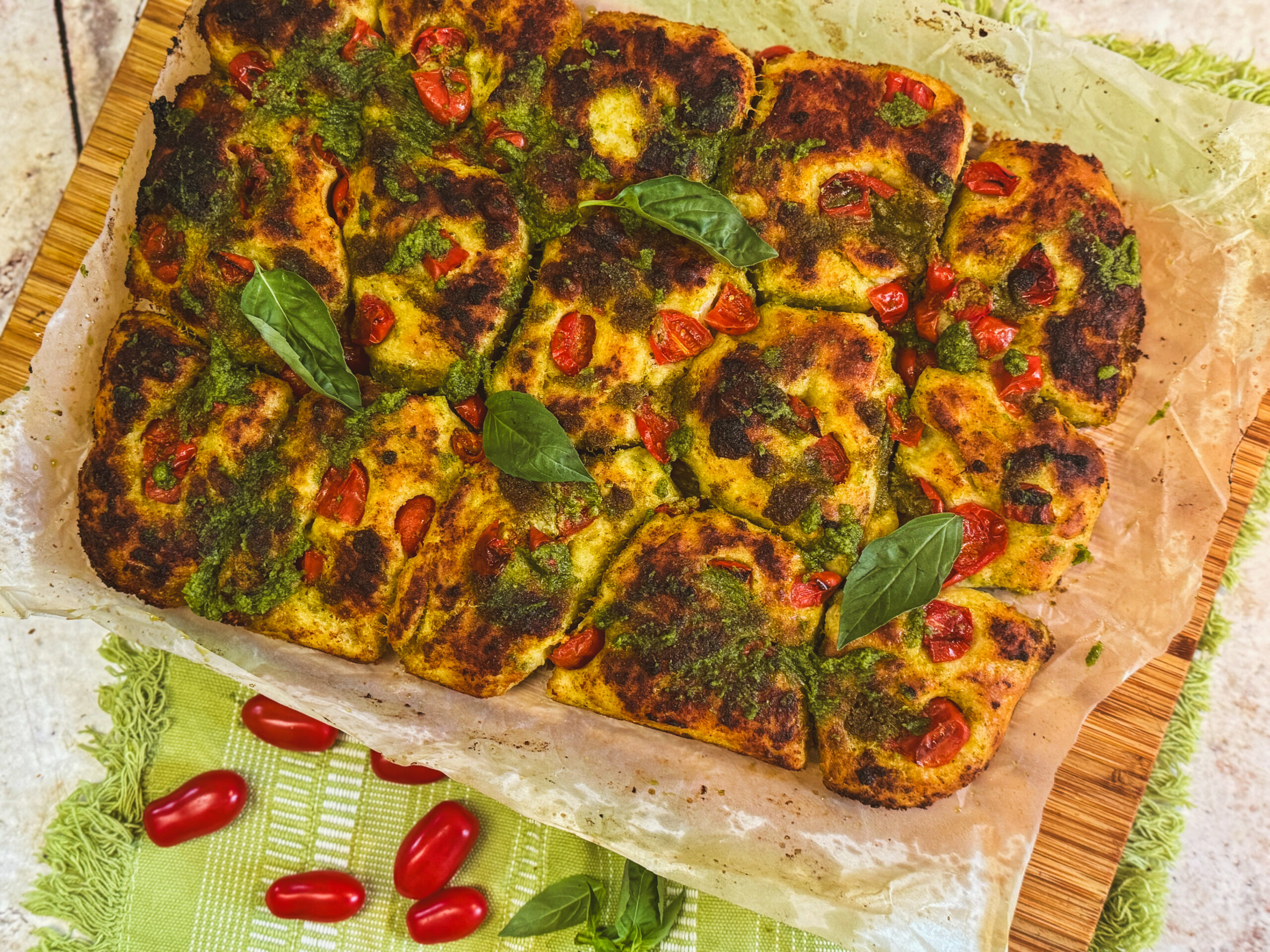 Focaccia pull apart com pesto e tomatinhos