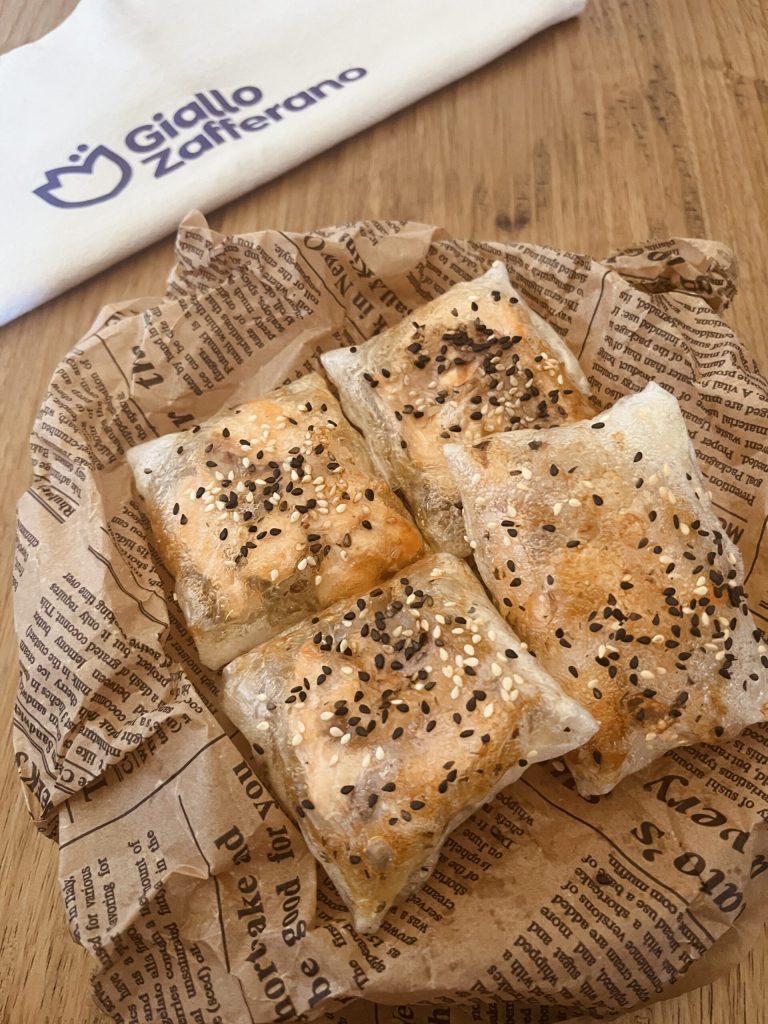 Folhas de arroz com salmão