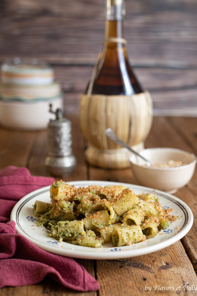 macarrão com brócolis, anchovas e pão ralado