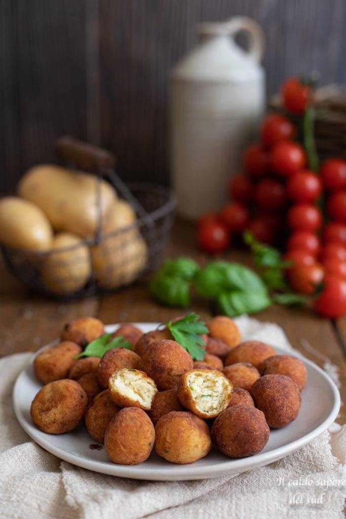 Bolinhas de batata frita crocantes e douradas
