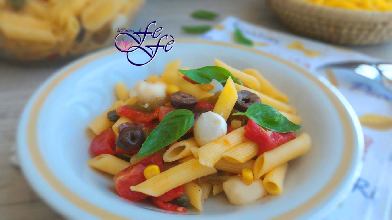 PENNE DE MILHO COM PIMENTÕES, BOLINHAS DE MUÇARELA E AZEITONAS PRETAS