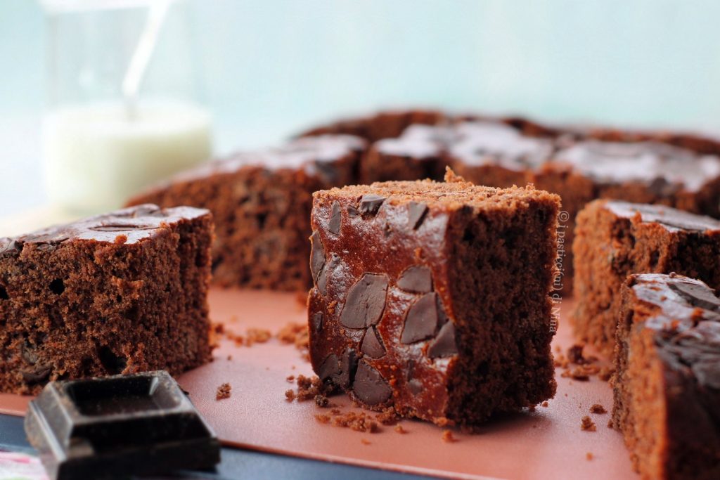 Quadradinhos de bolo de chocolate e iogurte receita para aproveitar o chocolate dos ovos de Páscoa os docinhos da Nina