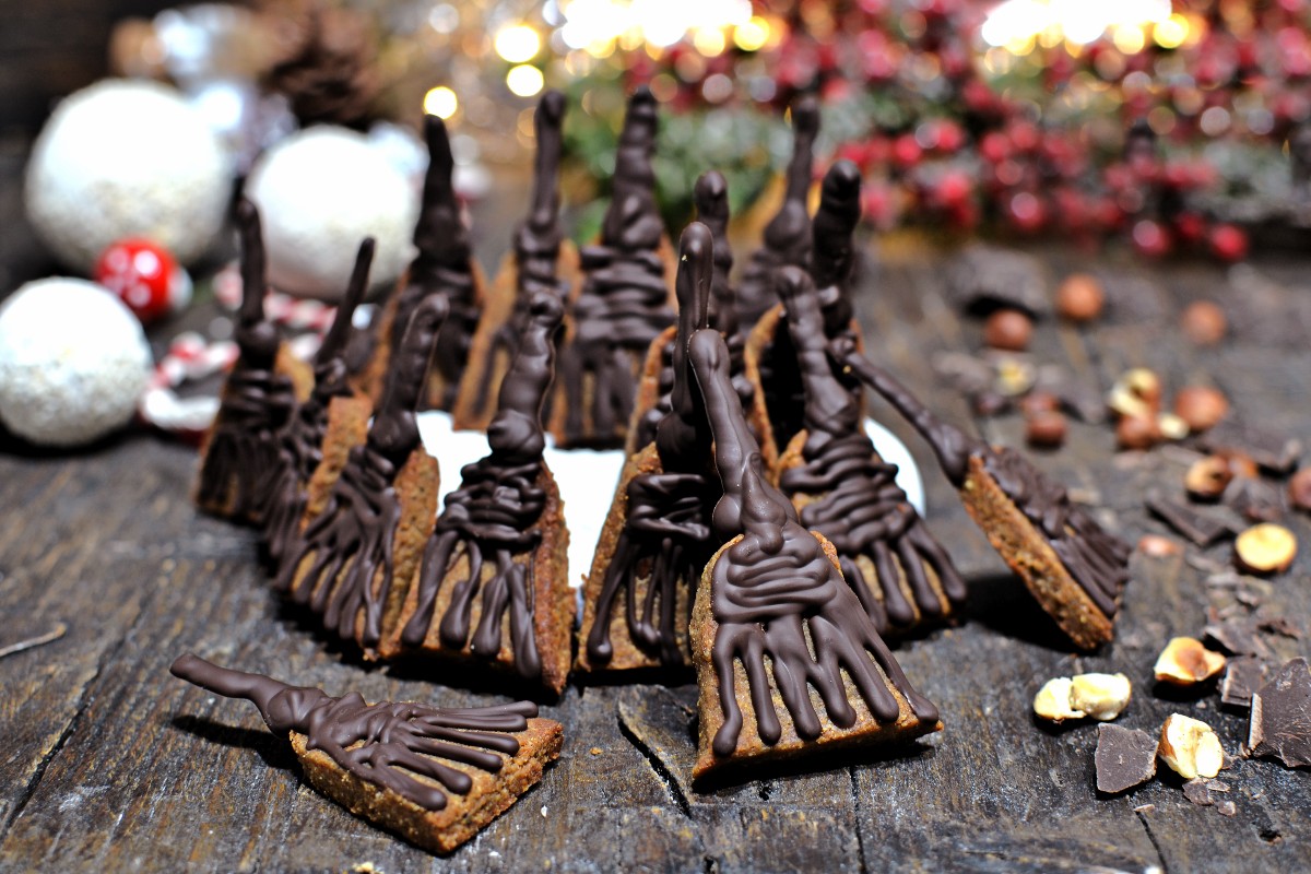 Biscoitos em forma de vassoura para a Befana: leves, divertidos e perfeitos para presentear