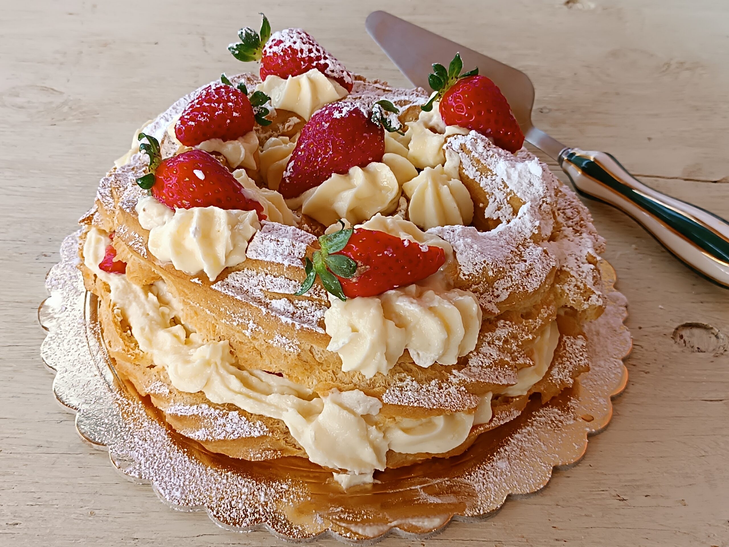 Zeppolone com creme diplomático e morangos