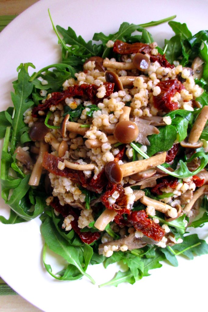 Sorgo com cogumelos mistos, rúcula e tomates secos, Coma sem Barriga