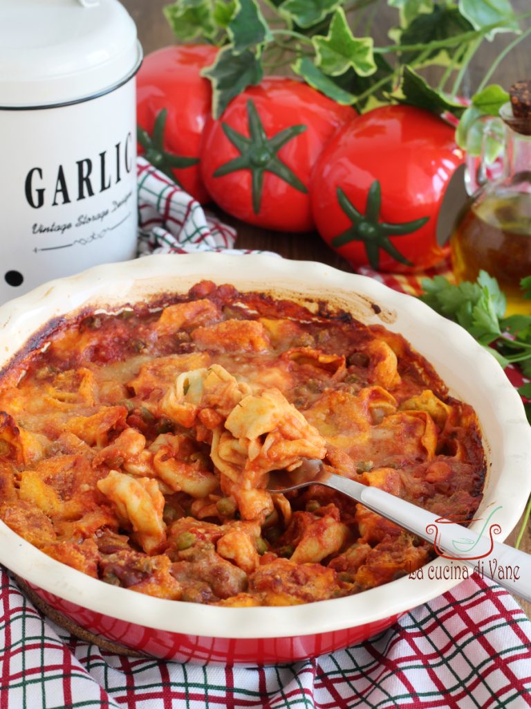 TORTELLINI GRATINADOS NO FORNO COM ERVILHAS.