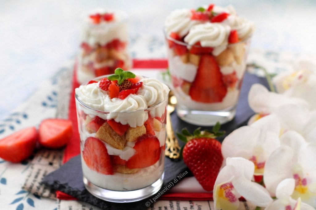 Taças de creme e morangos com savoiardi sobremesa fresca os docinhos da Nina