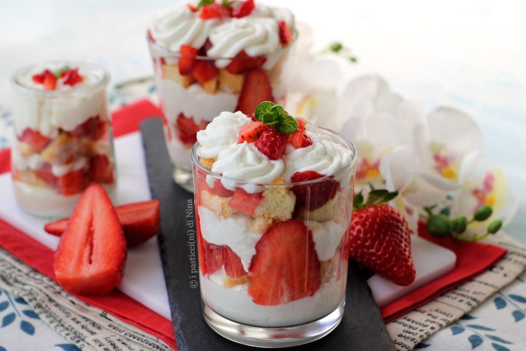 Taças de creme e morangos com savoiardi sobremesa fresca os docinhos da Nina
