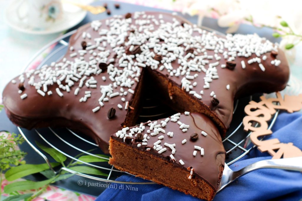 Torta Colomba ao café coberta com chocolate doce de Páscoa i pasticcini di Nina