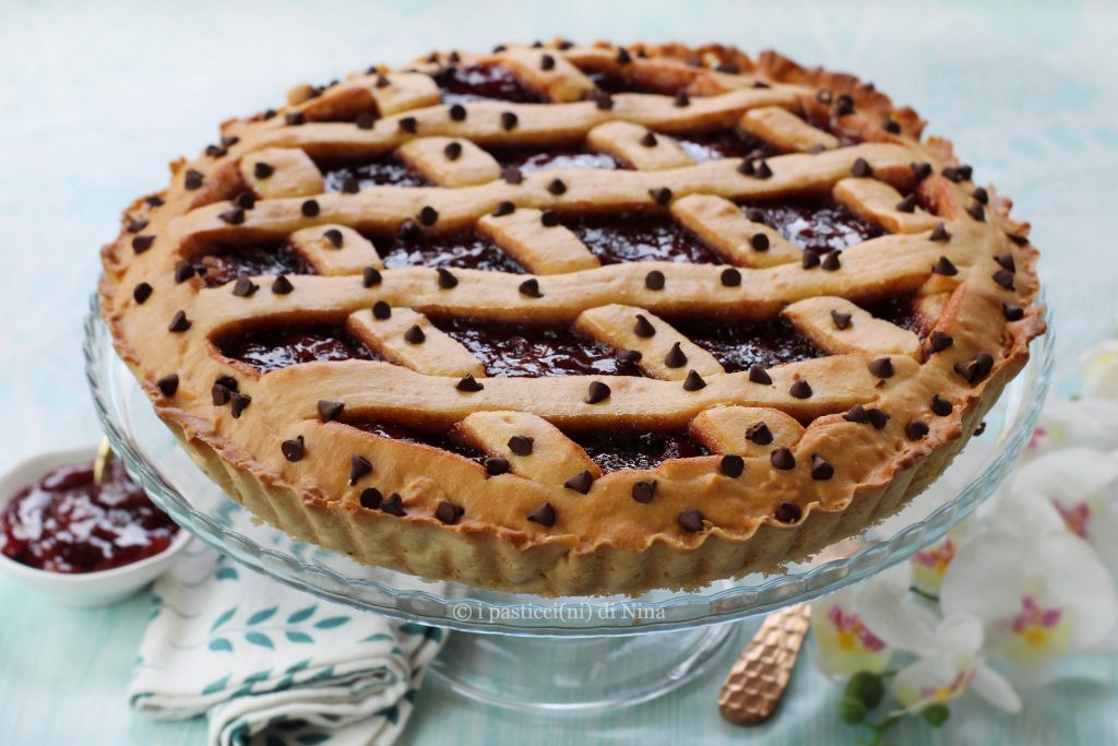 Torta de massa frolla montada com geleia de morango e gotas de chocolate, mais macia e alta, que derrete na boca - receita i pasticcini di Nina