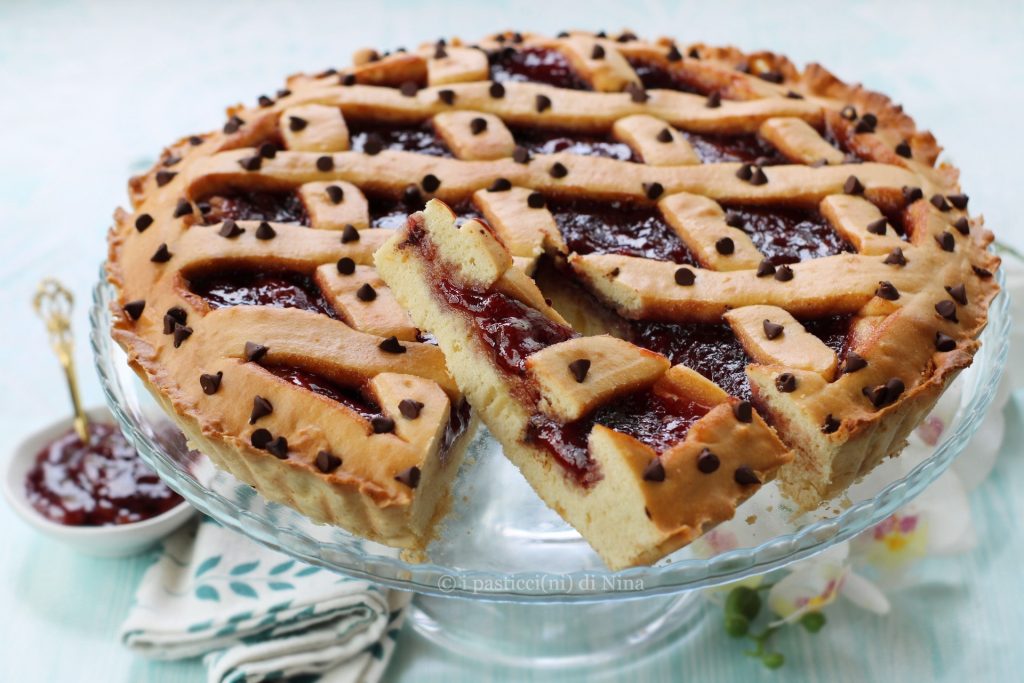 Torta de massa frolla montada com geleia de morango e gotas de chocolate, mais macia e alta, que derrete na boca - receita i pasticcini di Nina