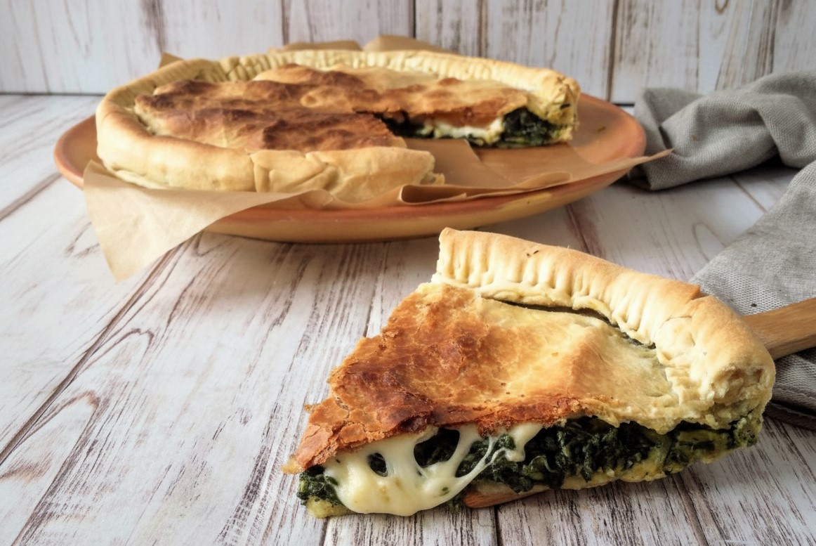Torta salgada com espinafre e provola: a versátil torta rústica com recheio saboroso e filante.