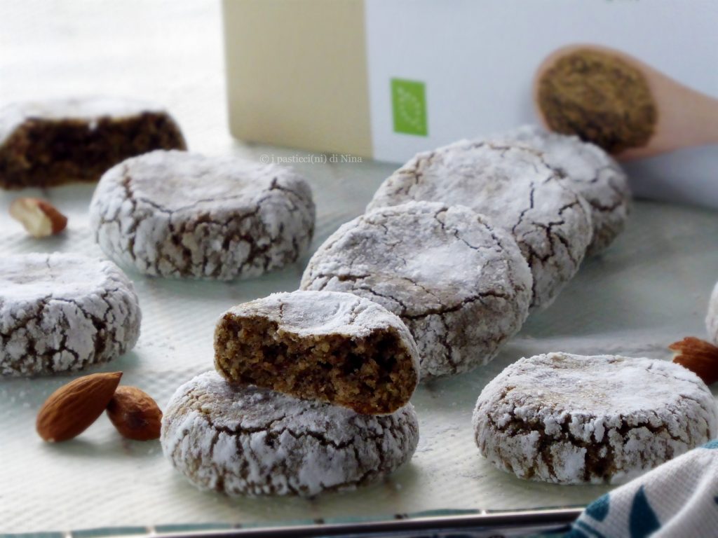 biscoitos macios de amêndoas com farinha de cânhamo orgânica da Nina