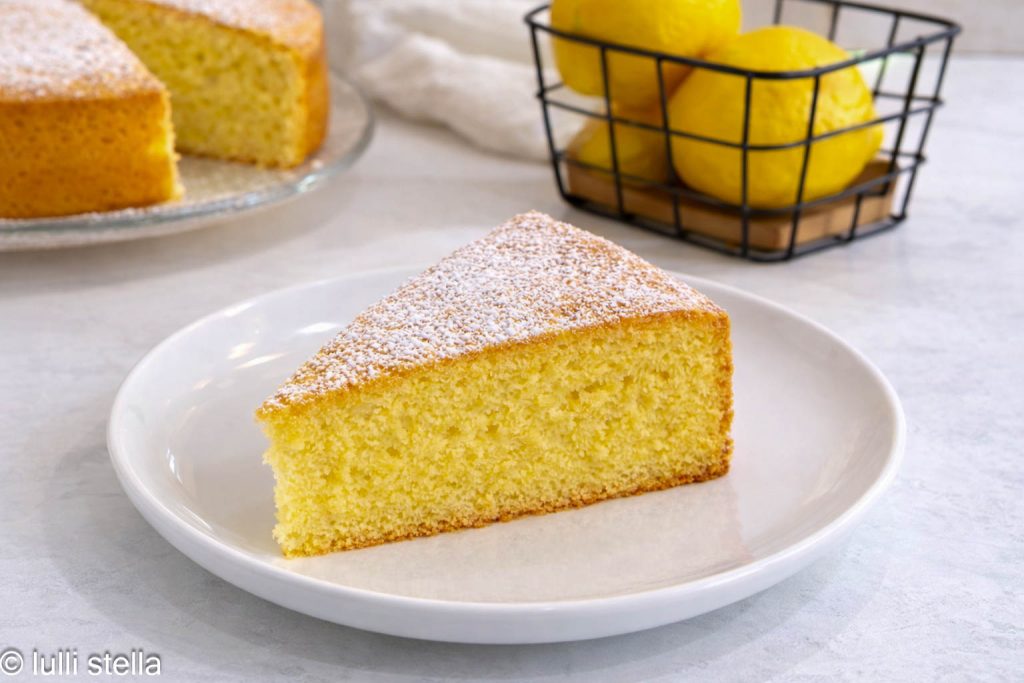 Bolo Margherita de limão sem glúten polvilhado com açúcar de confeiteiro, pronto para saborear no café da manhã ou lanche"