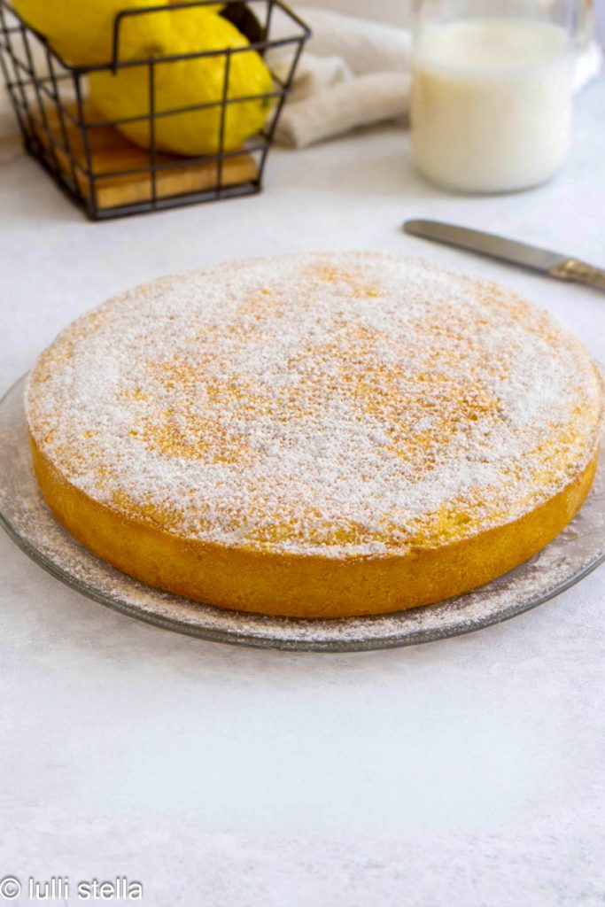 Bolo Margherita de limão sem glúten, macio e dourado, servido em prato branco com açúcar de confeiteiro
