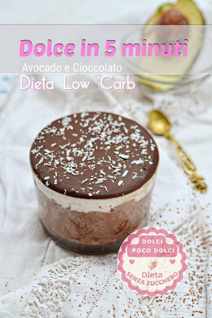 Doce de abacate e chocolate sem açúcar com camada de ricota e cobertura de amargo servido em copo elegante