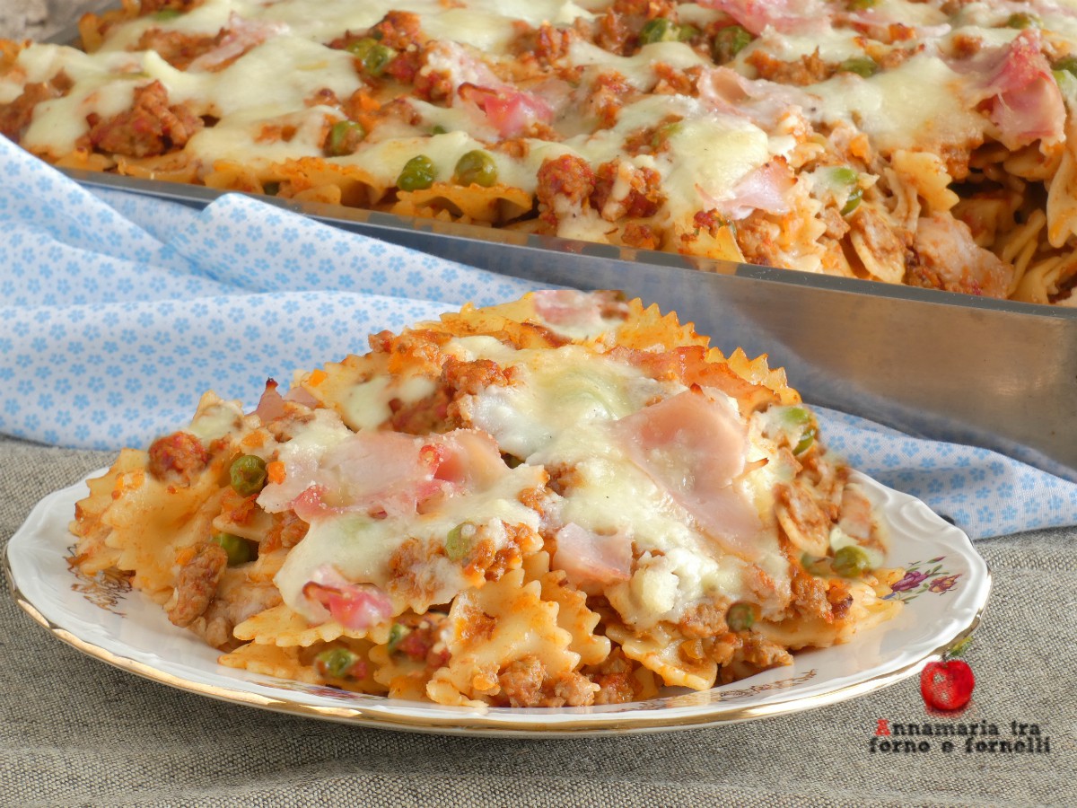 Farfalle assadas com presunto e bechamel