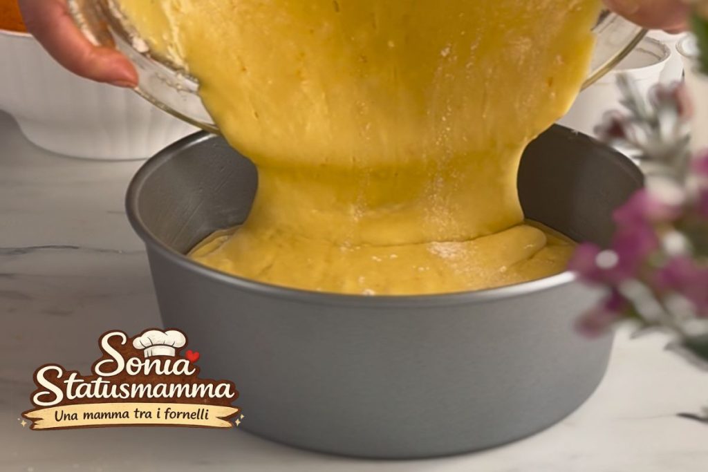 Massa do bolo de laranja pronta para ir ao forno.