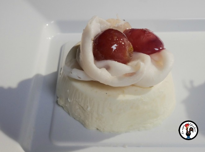 Panna cotta de parmesão com lardo e uva