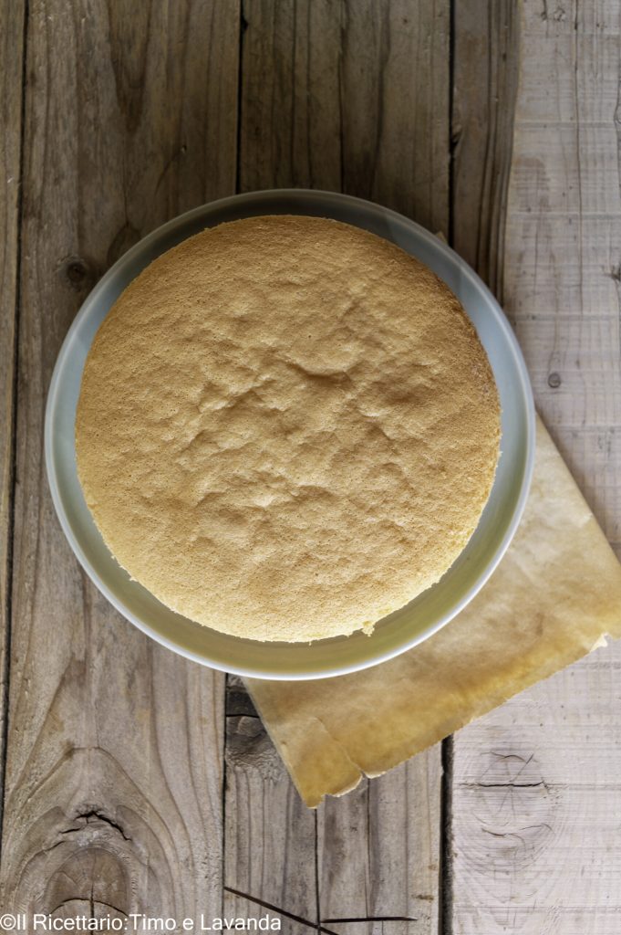 Pão-de-Ló alto e fofinho do Iginio Massari recém-saído do forno sobre grelha para esfriar