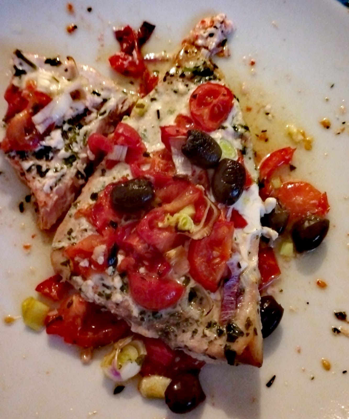 Peixe-espada ao forno com tomatinhos