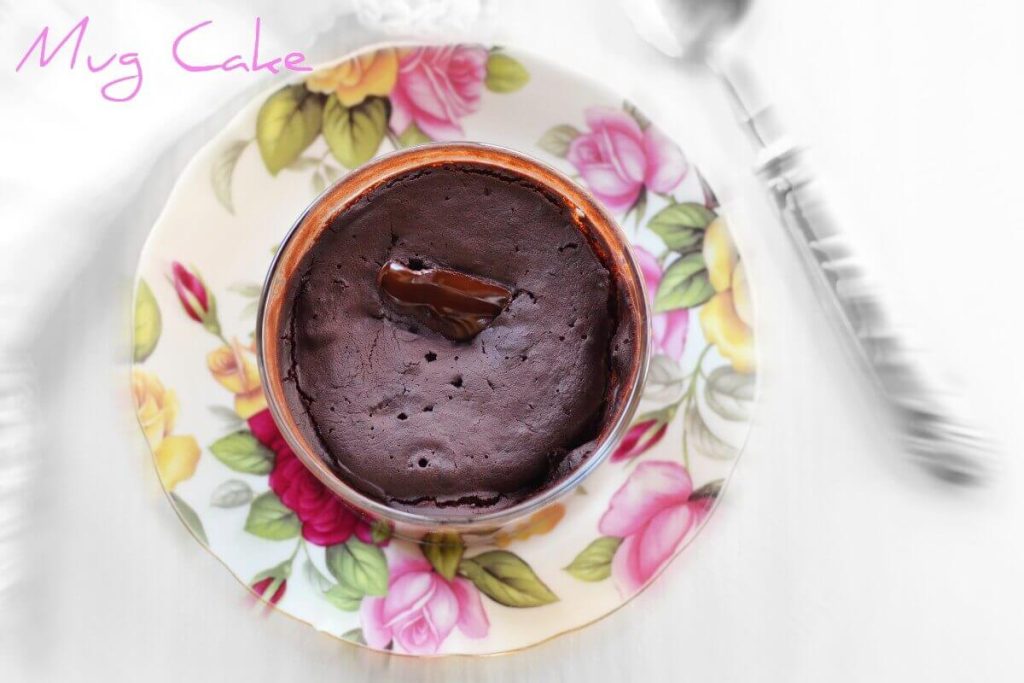 Mug Cake sem ovo pronta, macia e gostosa.
