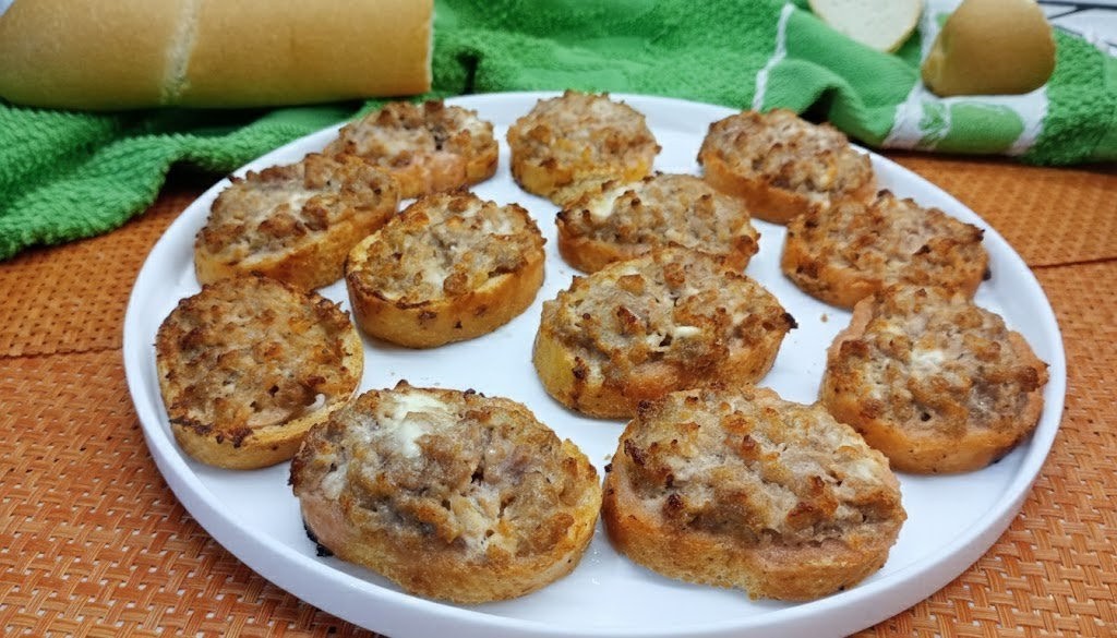 Crostini com linguiça e stracchino