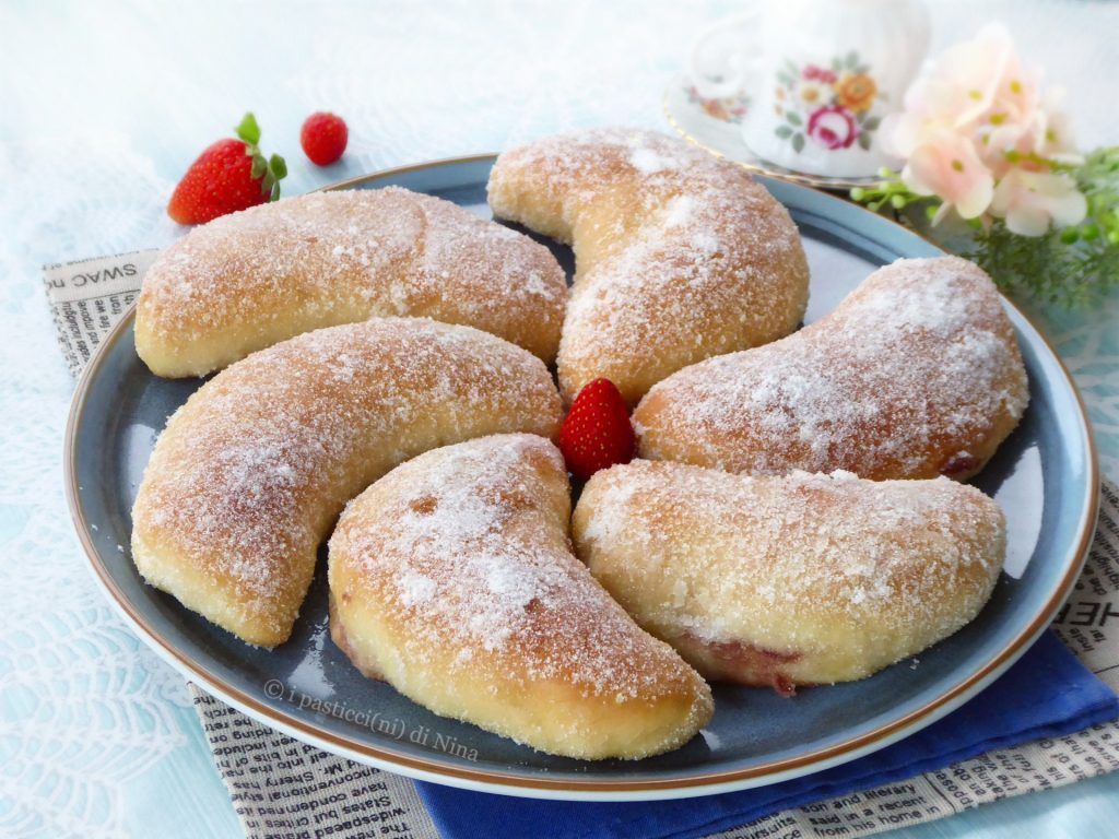 Mezzelune di brioche con crema al latte e marmellata ricetta dolci i pasticcini di Nina