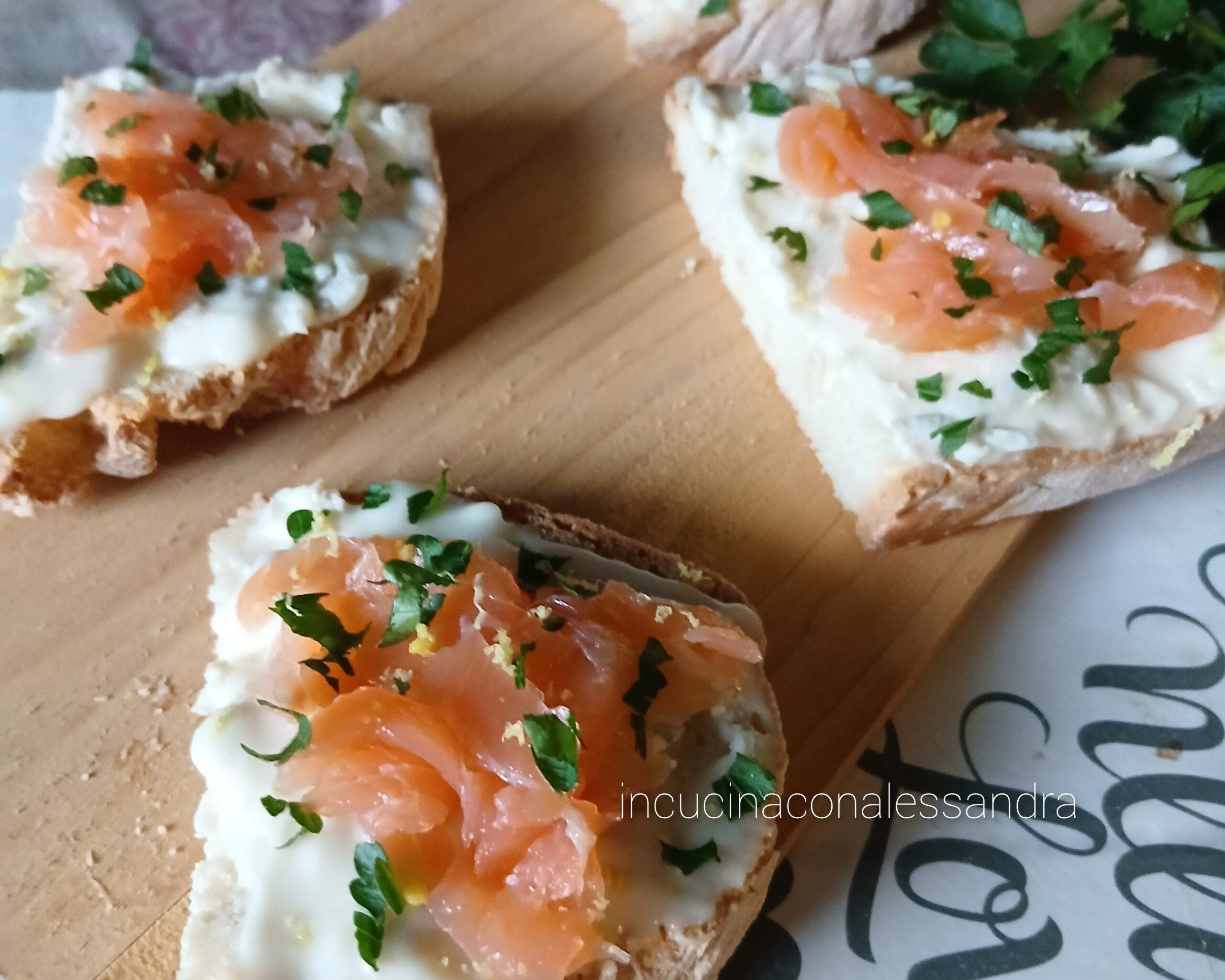 Crostini de salmão e gorgonzola