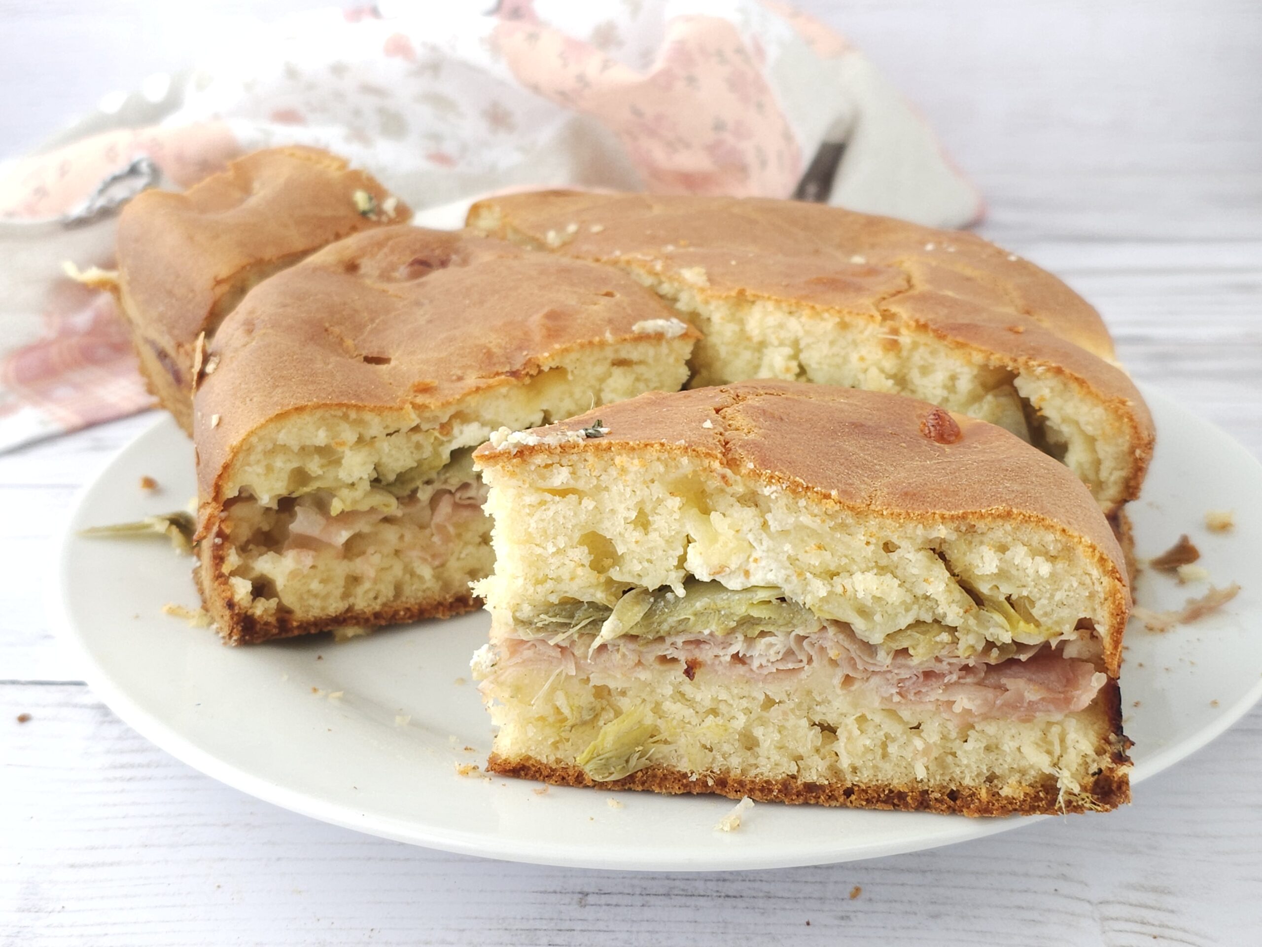 Focaccia salgada recheada com alcachofras e presunto cozido