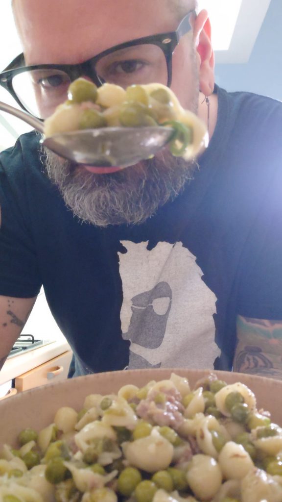 Dadcook provando seu macarrão com ervilhas e linguiça cremoso One-Pot.