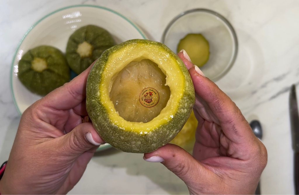 Corte a tampinha e esvazie as abobrinhas