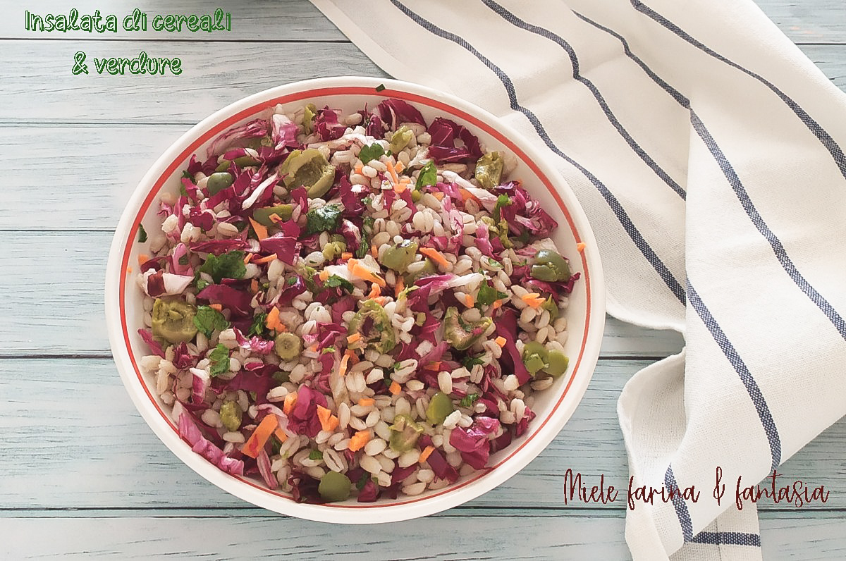 Salada vegetariana de cereais e verduras