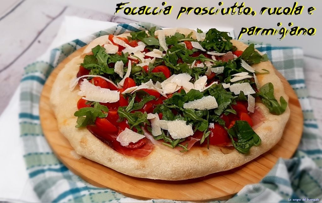 Focaccia com presunto cru, rúcula e parmigiano