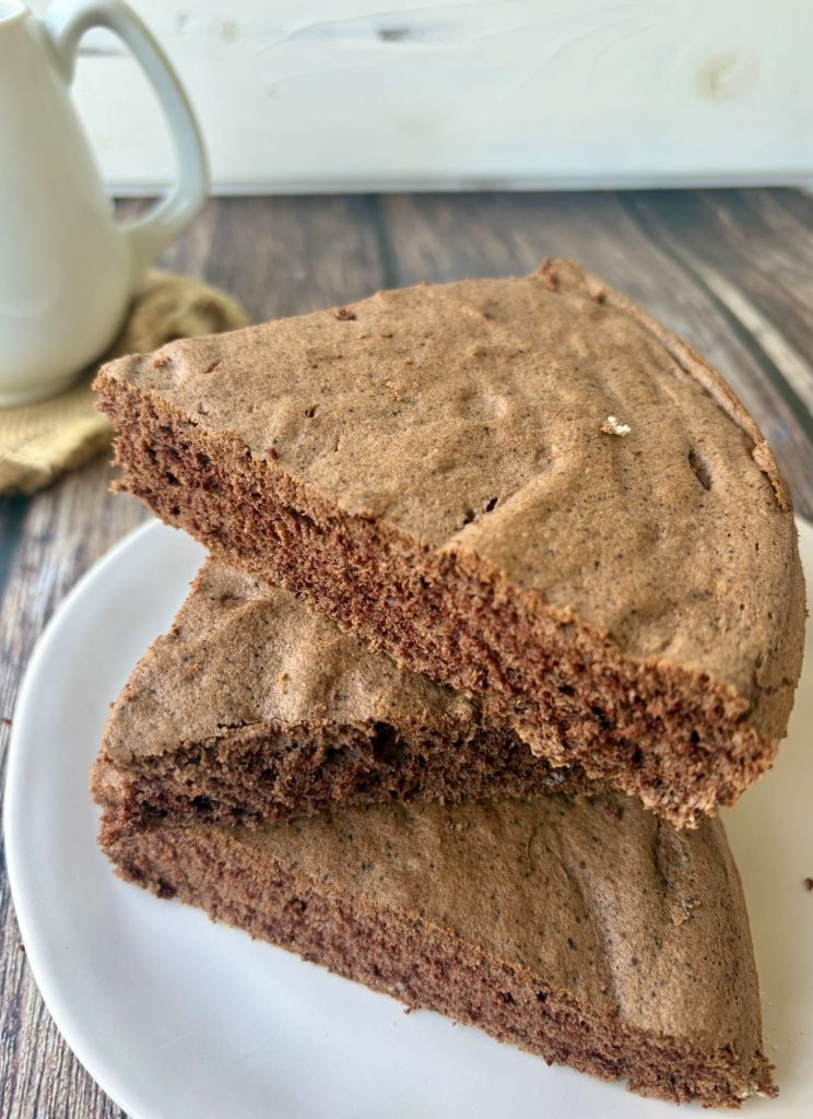fatia de bolo de claras com cacau, fofinho e leve