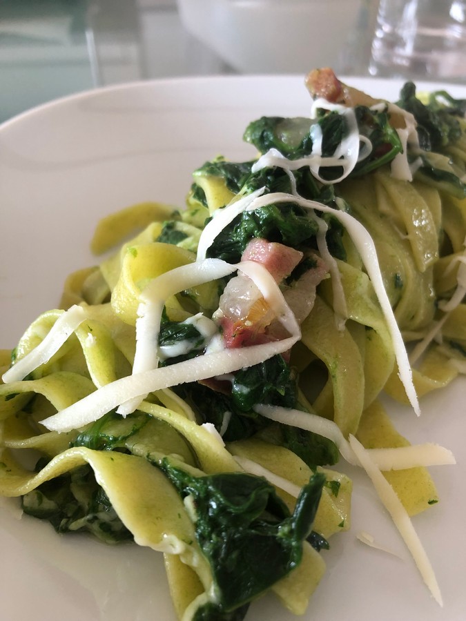 Tagliatelle com folhas de fava, cebolinha e pancetta