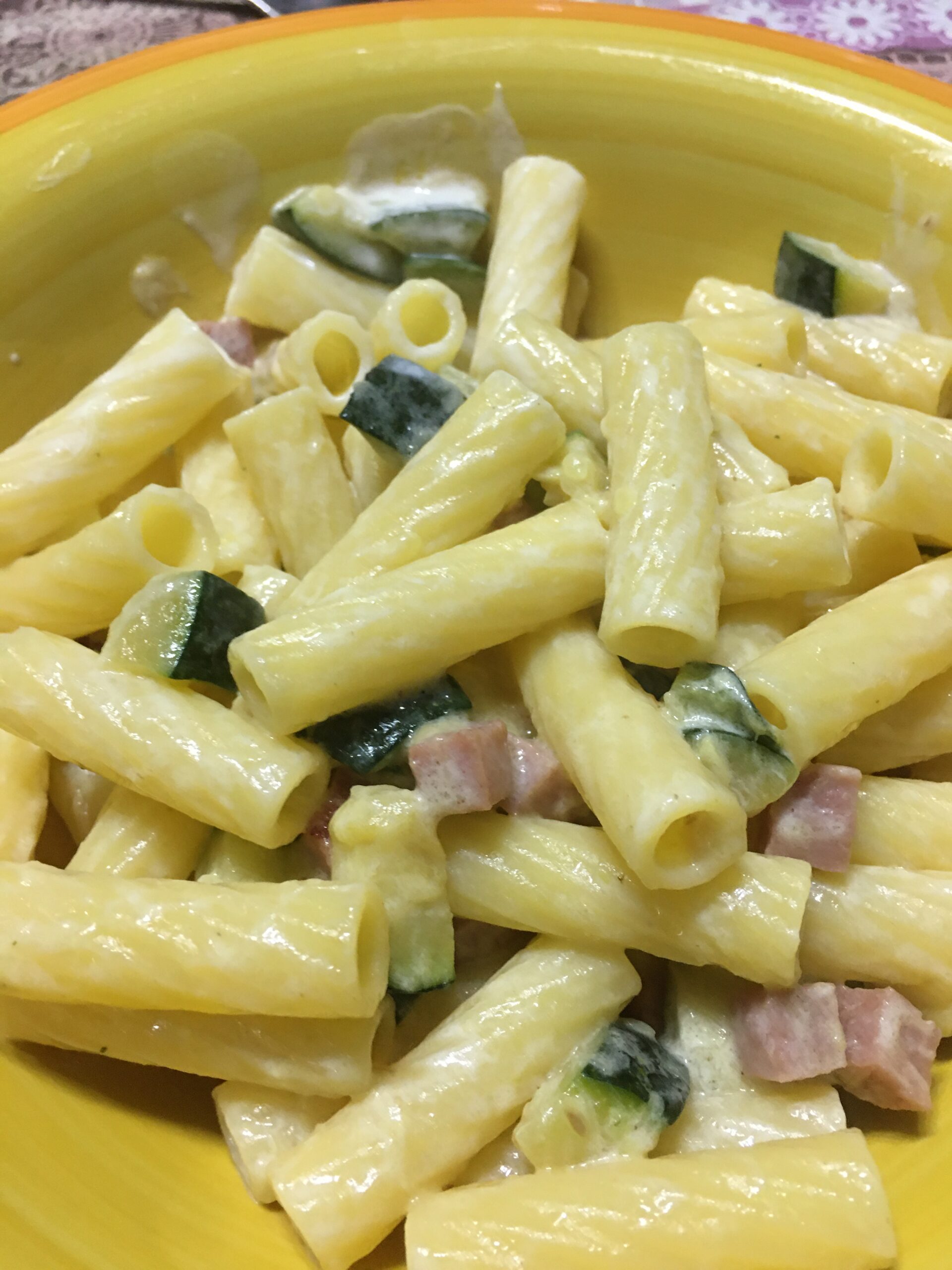 Sedanini de milho com presunto e abobrinha