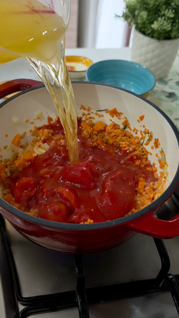 Aggiungiamo lenticchie, polpa di pomodoro e brodo